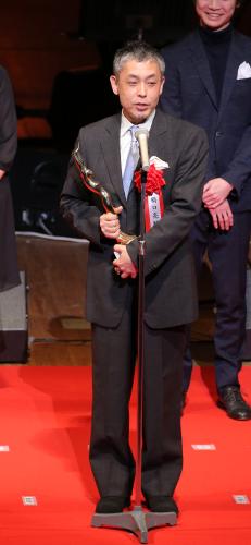 毎日映画コンクール表彰式で日本映画大賞を受賞し、スピーチするの橋口亮輔監督