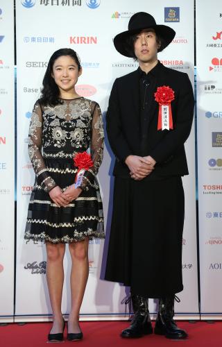 毎日映画コンクール表彰式に出席したスポニチグランプリ新人賞の藤野涼子と野田洋次郎