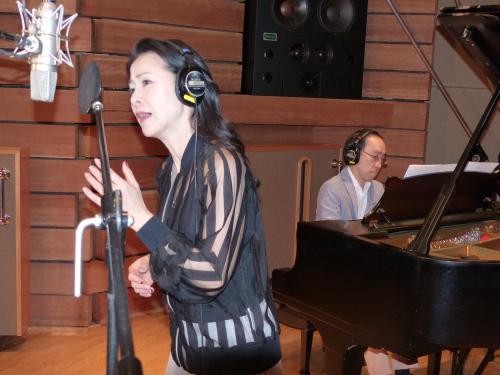 【画像・写真】新垣氏がピアノ演奏　坂本冬美「メロディー心地いい」