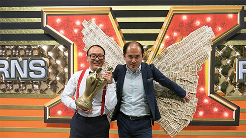 「Ｍ－１」の優勝賞金１０００万円でできた天使の羽根を背負うトレンディエンジェルの斎藤司（右）とたかし