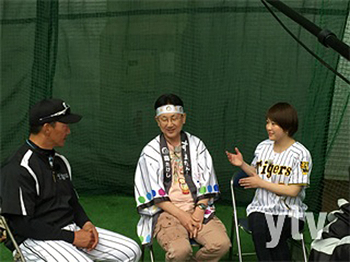 阪神・金本監督（左）をインタビューする森たけしアナ（中央）と諸國沙代子アナ
