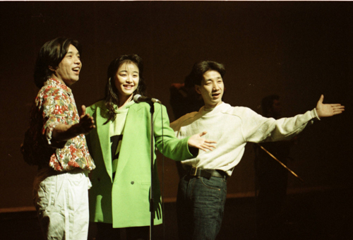 ９１年３月「ＭＵＳＩＣ　ＣＵＭＢＯ　ＬＩＶＥ　ＳＣＲＡＭＢＬＥ９１」に参加した村田和人さん（左）中央は谷村有美、右はＫＡＮ