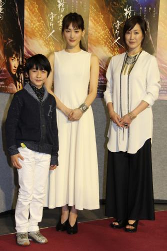 ＮＨＫ大河ファンタジー「精霊の守り人」初回試写会に出席した（左から）小林颯、綾瀬はるか、高島礼子