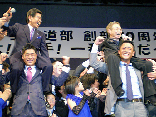 「まつり」を歌い終わった後に肩車される木島明彦監督（左）と北島三郎