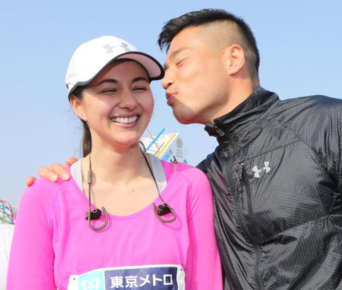 東京マラソンを完走したローラ夫人に祝福のキスをする山田章仁