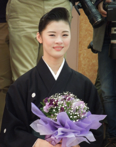 宝塚音楽学校の卒業式で笑顔を見せる君島憂樹さん