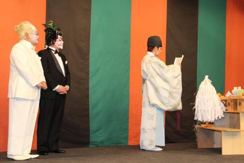 「サンドウィッチマンライブツアー２０１５」ＤＶＤ発売記念イベントで、「サンドウィッチマン」伊達みきお（左）と富澤たけし（中央）の祈祷を行う神主の狩野英孝