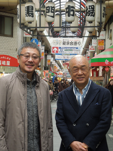 大阪・黒門市場でロケを行った松尾貴史（左）と田山涼成