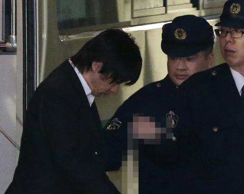 初公判を終え警察署に戻った高橋健一被告（左）（画像は一部加工）