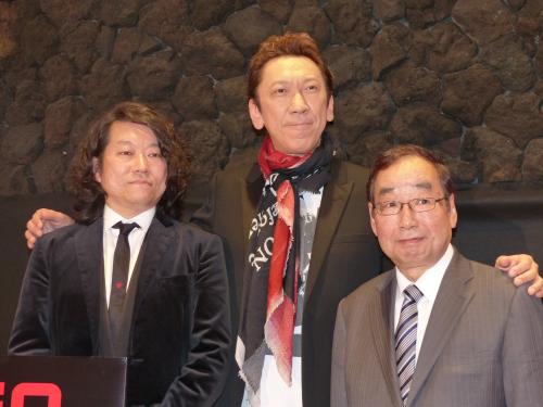 音楽イベントの成功を誓う（左から）多胡邦夫氏、布袋寅泰、富岡賢治高崎市長