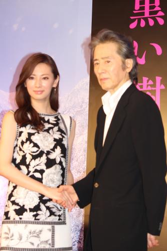 テレビ朝日の松本清張二夜連続ドラマスペシャルの会見に登場した北川景子（左）と田村正和