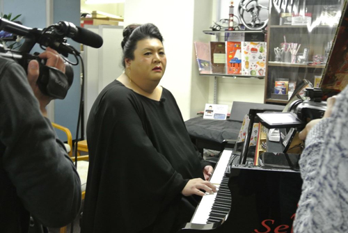 「夜の巷を徘徊する」でピアノ演奏に挑戦するマツコ・デラックス（C）テレビ朝日