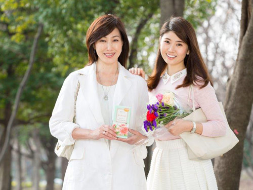 「日本香堂」のＣＭで高島礼子（左）と共演する杉浦琴乃