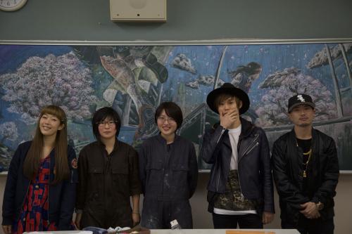 「咲かないで」ＭＶに登場する黒板アートを制作した高知西高生（左から２、３人目）と記念撮影したＷＨＩＴＥ　ＪＡＭ（左から）ニッキ、２人おいてシロセ、ガシマ
