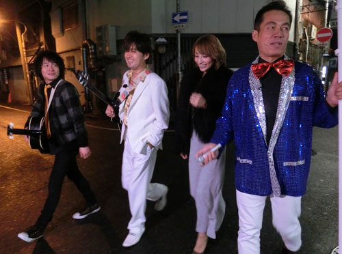 広島の真夜中の歓楽街を練り歩く（左から）間慎太郎、ＡＭＥＭＩＹＡ、加藤紗里、石橋真アナ（Ｃ）ＲＣＣ