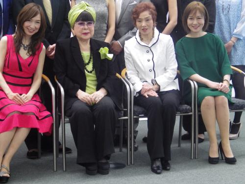 舞台「桂由美物語」の出演者（左から）森口博子、桂由美さん、汀夏子、高樹澪