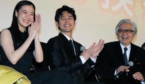 「家族はつらいよ」初日舞台あいさつで笑顔をみせる（左から）蒼井優、妻夫木聡、山田洋次監督