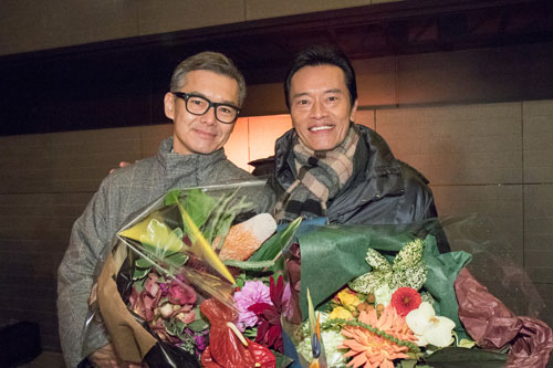 「お義父さんと呼ばせて」の撮影を終え、花束を受け取る渡部篤郎（左）と遠藤憲一（Ｃ）カンテレ