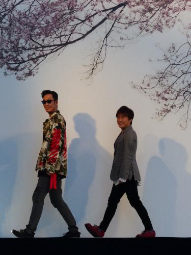 最新シングル「未来　Ｓｐｒｉｎｇ　Ｐａｃｋａｇｅ」のジャケットを、満開の桜が描かれた巨大パネルの下で再現するコブクロの黒田俊介（左）小渕健太郎