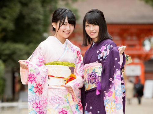 振り袖で京都ロケしたＡＫＢ４８の横山由依（右）と小嶋真子