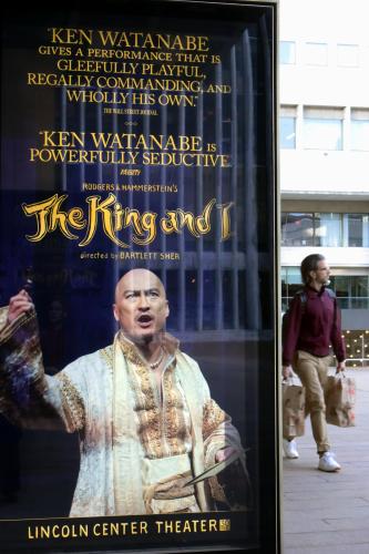 米ニューヨークのリンカーンセンター・シアター前に張り出された渡辺謙主演の「王様と私」のポスター