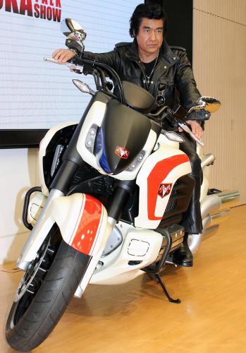 映画 仮面ライダー１号 公開記念トークショーで ネオサイクロン 号にまたがる藤岡弘 スポニチ Sponichi Annex 芸能