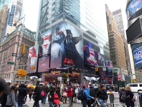 マンハッタンの中心地、タイムズスクエアに登場した巨大広告