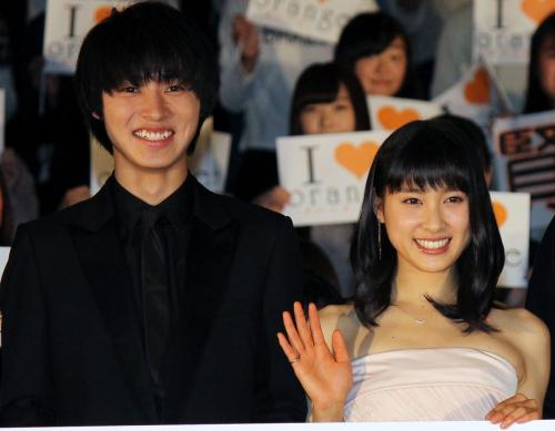昨年１２月、映画「ｏｒａｎｇｅ」初日舞台あいさつで笑顔を見せる山崎賢人と土屋太鳳