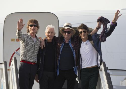 ハバナのホセ・マルティ空港に到着、飛行機のタラップから手を振るローリング・ストーンズのメンバー。（左から）ミック・ジャガー、チャーリー・ワッツ、キース・リチャーズ、ロン・ウッド