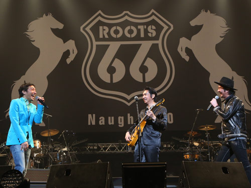 「ＲＯＯＴＳ６６―Ｎａｕｇｈｔｙ　５０―」で熱唱する（左から）トータス松本、田島貴男、増子直純