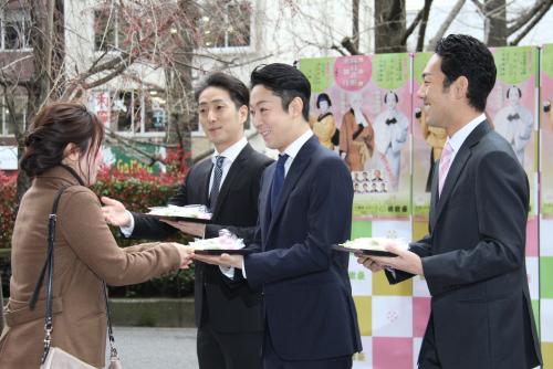 「明治座　四月花形歌舞伎」開演前イベントで来場者に花見だんごを配る（左から）中村七之助、尾上菊之助、中村勘九郎