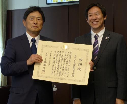 鈴木大地スポーツ庁長官（右）から感謝状を授与された日テレ・長尾泰希スポーツ局長