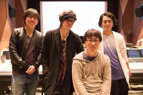 新海誠監督（手前）のアニメ映画「君の名は。」の音楽を手掛ける「ＲＡＤＷＩＭＰＳ」の（左から）桑原彰、野田洋次郎、武田祐介