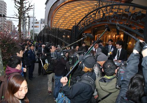 パーティー会場前では乙武洋匡氏の関係者が、集まった報道陣に対応