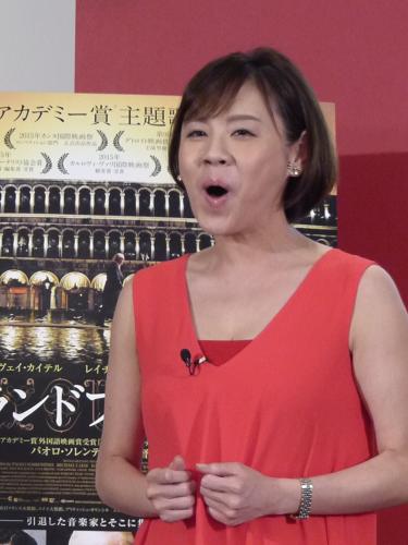 映画「グランドフィナーレ」イベントでオリジナルソングを歌う高橋真麻