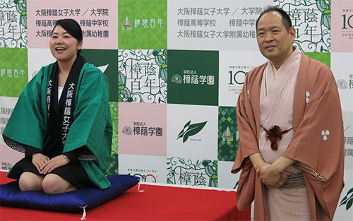大阪樟蔭女子大の久山紗稀さん（左）が、英語落語を師匠・桂かく枝客員教授の前で一席