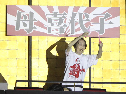 １２年４月、さだまさしの還暦バースデーコンサートに登場した母・佐田喜代子さん