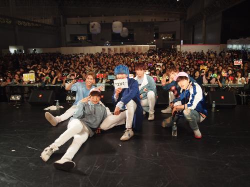 幕張メッセで開かれた韓流エンターテイメントの祭典「ＫＣＯＮ」でライブを行った「ＪＪＣＣ」。左から、エディ、ジカ、シンバ、サンチョン、ユル、イコ