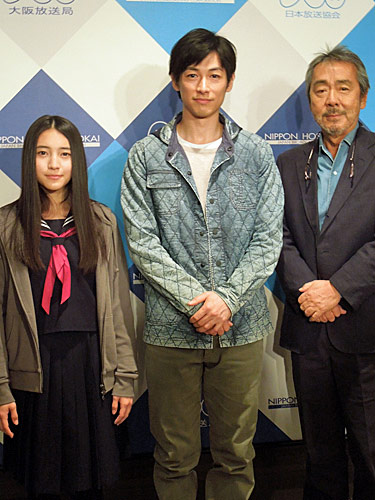 寺尾聡（右）は主演のディーン・フジオカ（中央）をべた褒め。左はヒロイン役の久保田紗友