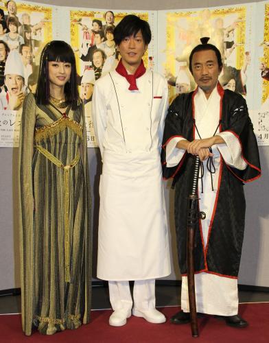 ＮＨＫ・ＢＳプレミアムのドラマ「最後のレストラン」試写会に登場した（左から）小沢真珠、田辺誠一、竹中直人