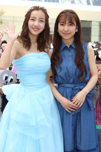 新曲「ＨＩＤＥ＆ＳＥＥＫ」発売記念イベントで初共演を果たした板野友美（左）と妹の成美