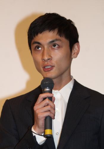 【画像・写真】高良健吾が給水活動　故郷の仲間とボランティア