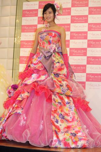 「アヤナチュール」発表会で和柄のカクテルドレス姿を披露した小島瑠璃子