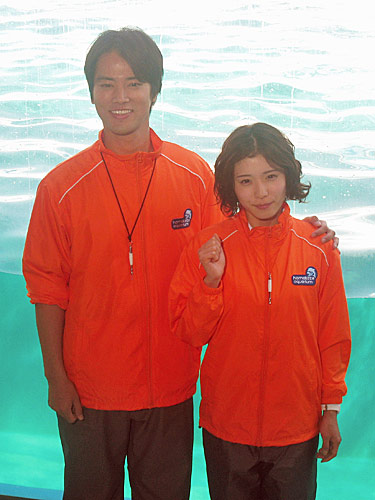 ＮＨＫ「水族館ガール」ロケ取材会で笑顔を見せる桐谷健太と松岡茉優