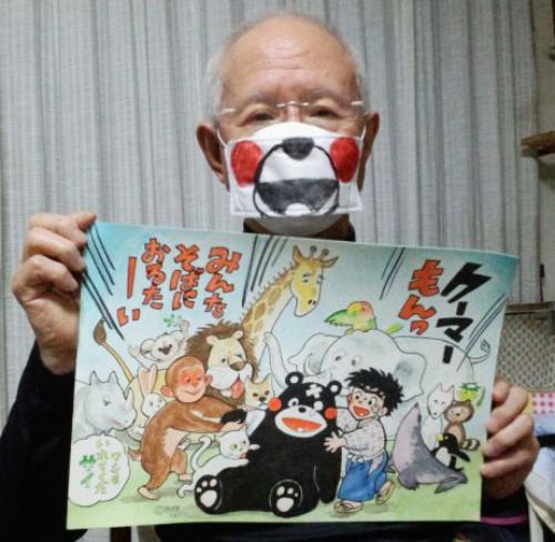 「くまモン」に扮（ふん）し、熊本地震の被災者を励ますために描いたイラストを掲げる漫画家ちばてつやさん