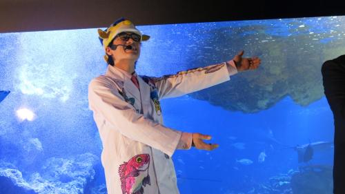 京都水族館新エリア「京の海」で魚の解説をするさかなクン