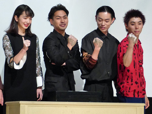 拳の型どりをし笑顔の（左から）小松菜奈、柳楽優弥、菅田将暉、村上虹郎