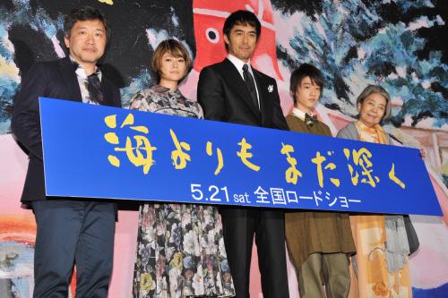 映画「海よりもまだ深く」完成披露試写会に登壇した（左から）是枝裕和監督、真木よう子、阿部寛、吉澤太陽、樹木希林