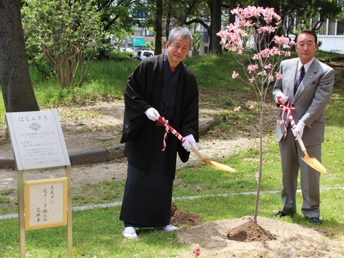 池田市内で春団治さんの追悼植樹をする桂春之輔（左）と倉田薫市長