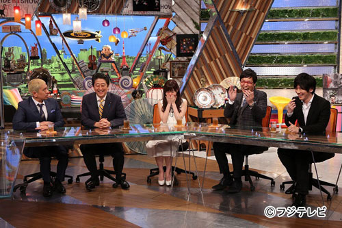 「ワイドナショー」でトークする（左から）松本人志、安倍首相、指原莉乃、山里亮太、古市憲寿